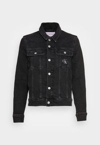 Svart denimjacka med knäppning framtill, två bröstfickor och broderad logotyp. Har en klassisk krage och synliga sömnadsdetaljer.