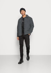 Weekday BRYANT STRIPED - Casaco de ganga - dark grey