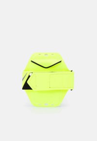 Porte-smarphone jaune néon avec une finition douce, comportant une sangle sécurisée, deux poches zippées et des lignes d'accent noir pour le contraste de design.