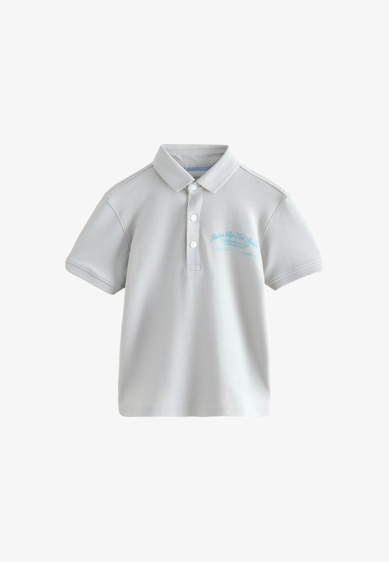 Polo a maniche corte grigio chiaro con tre bottoni bianchi e piccolo testo blu stampato sul petto a sinistra.