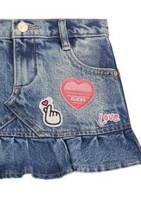 Gonna mini in denim con orlo a frange, presenta toppe a forma di cuore rosa e con la scritta "love", etichetta ricamata "GUESS" e classico design a cinque tasche.