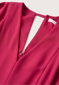 Robe fuchsia avec un décolleté en V profond et un tissu lisse. Dotée d'une fermeture éclair cachée et d'une coupe ample. Les bords sont soigneusement finis.