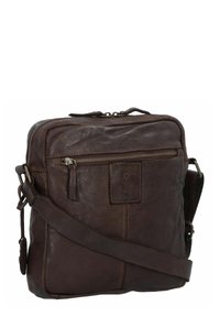 Bolso mensajero de cuero marrón con cierre de cremallera, correa ajustable, bolsillo delantero con cremallera y detalle de logo en relieve. Textura suave y forma rectangular.