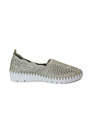 Pantofole grigio chiaro con design perforato, suola bianca e cucitura decorativa lungo il bordo. Texture liscia con una leggera lucentezza.