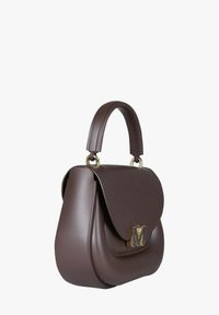 Borsa in pelle marrone con forma arrotondata, texture liscia e logo "M" dorato sul davanti. Dotata di manico superiore e chiusura a battente.