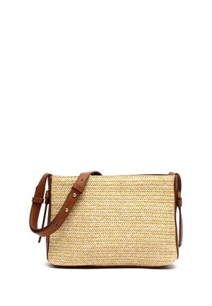 Rechteckige Umhängetasche aus gewebtem Stroh mit verstellbarem braunem Lederriemen und Lederbesatz an den Seiten und am Boden.