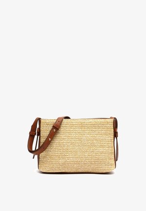 Borsa a tracolla rettangolare in paglia intrecciata con tracolla regolabile in pelle marrone e rifiniture in pelle sui lati e sul fondo.