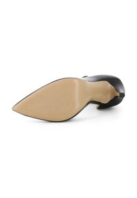 Scarpe con tacco alto nere in pelle con punta affusolata e finitura liscia. La suola è beige con un motivo di grip testurizzato.