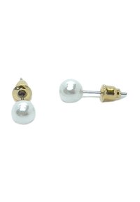 Pendientes de studs en tono dorado que presentan perlas blancas redondas con una superficie brillante, con postes de metal y mecanismo de sujeción para un uso seguro.
