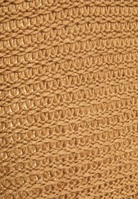 Gehäkelter Stoff in einem warmen Beige-Ton. Verfügt über ein strukturiertes Muster mit verwobenen Fäden, das ein gleichmäßiges, offenes Design schafft.