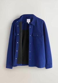 Blaues Hemd zum Knöpfen mit weicher Textur, ausgestattet mit zwei Brusttaschen und kontrastierendem schwarzem Innenfutter. Die Knöpfe sind farblich abgestimmt.