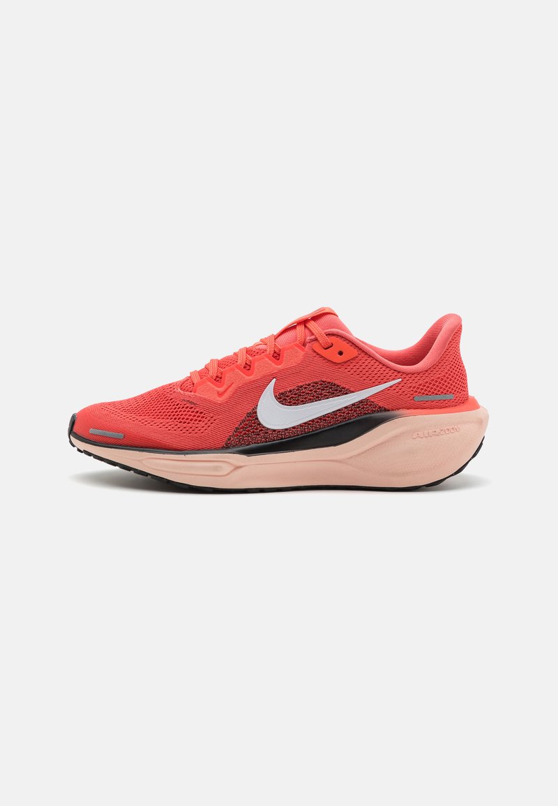 Nike tenisica za trčanje u svijetloj koraljnoj boji s mrežastim gornjim dijelom, crnim i breskvenim akcentima, te udobnim potplatom. Ima bijeli logo.