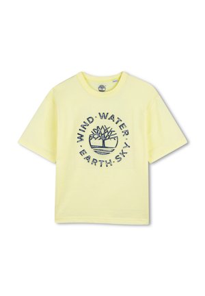 T-shirt en coton jaune avec un col rond et des manches courtes, présentant un motif imprimé incluant "VENT, EAU, TERRE, CIEL" en bleu.