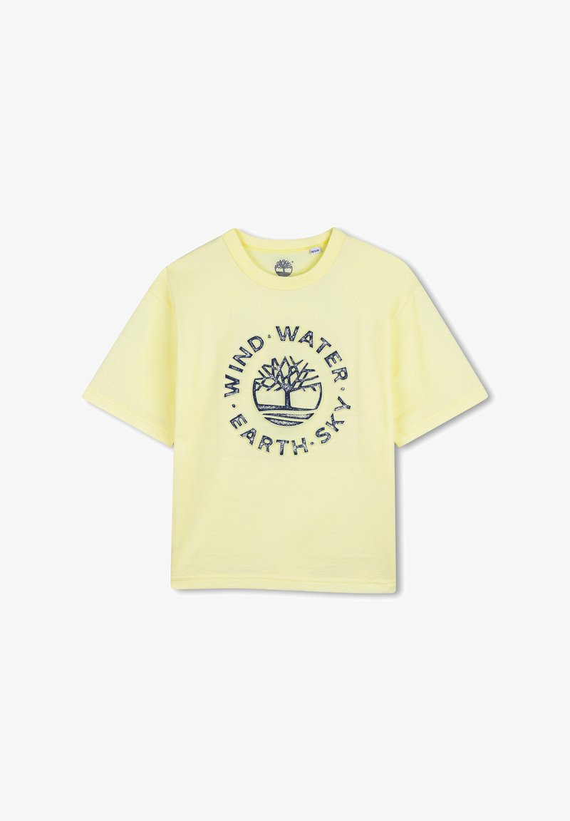 T-shirt en coton jaune avec un col rond et des manches courtes, présentant un motif imprimé incluant "VENT, EAU, TERRE, CIEL" en bleu.
