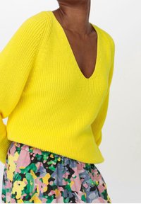 hessnatur Strickpullover - yellow