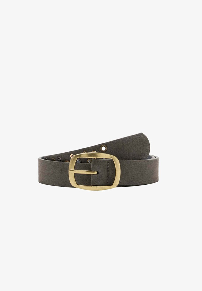 Ceinture en cuir gris foncé avec une boucle rectangulaire en laiton et plusieurs trous d’ajustement, roulée librement sur un fond blanc.