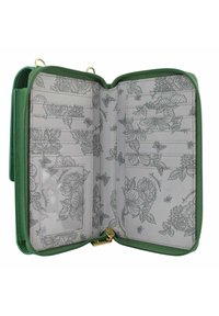 Groene neplederen portefeuille met een ritssluiting. Het interieur heeft een grijs bloemenpatroon, kaartsleuven en een doorzichtige ID-pocket.