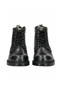 Zwarte leren enkellaarsjes met een gladde textuur, vetersluiting en duurzame rubberen zolen. Voorzien van metalen oogjes en branding op de tong.