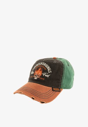 Gorra con tela de algodón negra y verde, visera cosida en naranja, diseño bordado de calavera y llamas, y bordes desgastados visibles.