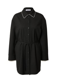 Schwarzes Hemdkleid aus weichem Stoff, mit einem weißen Paspelkragen, langen Ärmeln, Knopfverschluss vorne und einer taillierten Taille mit einem Gürtel.