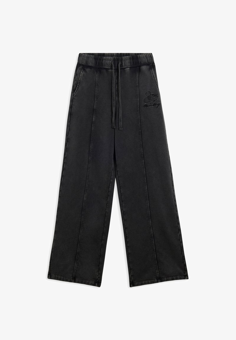 Pantalon large noir avec taille élastique, cordon de serrage et poches latérales ; présente un design brodé de Mickey Mouse sur la hanche gauche.