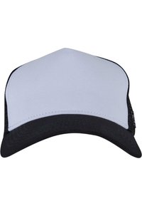 Czapka trucker z białym frontem, czarnymi siateczkowymi bokami i zakrzywionym czarnym daszkiem. Charakteryzuje się widocznymi szwami oraz prostokątną łatą z logo.