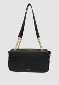 Borsa a spalla in pelle nera con superficie texturizzata, dettagli in catena dorata e forma rettangolare strutturata. Logo in evidenza sul davanti.