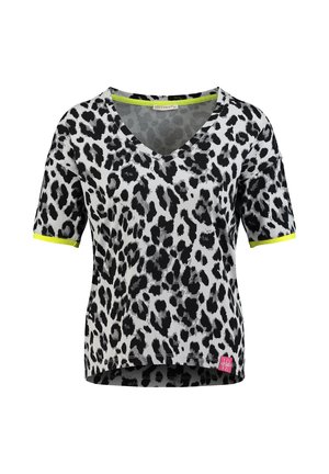 Schwarz-weißes Leopardenmuster-Kurzarmhemd mit V-Ausschnitt und neon-gelbem Rand an den Ärmelsäumen vor weißem Hintergrund.