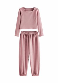 Set di pigiami a maniche lunghe e costine in morbido rosa. Include un crop top e pantaloni con vita elastica e polsini arricciati. Texture liscia, design casual.