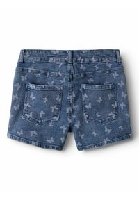 Shorts en denim avec un motif de papillon dans des tons de bleu clair, dotés de deux poches arrière et d'une ceinture standard.