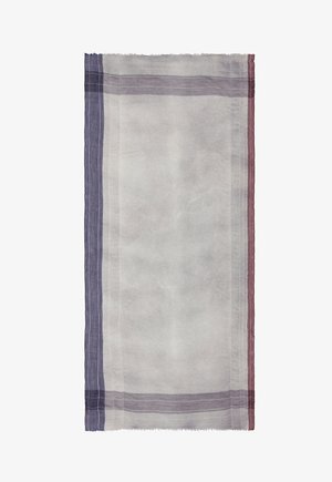 Hellgrau und dunkelblau sowie burgunderrot gestreifter Schal an den Kanten, gefertigt aus einem weichen, strukturierten Stoff mit fransigen Enden.