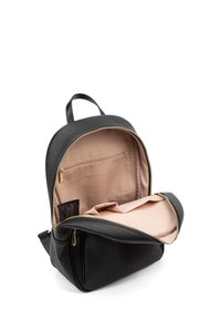 Sac à dos en cuir texturé noir avec une fermeture éclair dorée. L'intérieur est beige avec une poche zippée et un compartiment principal spacieux.