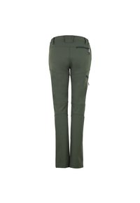 Pantaloni da esterno verde scuro con una texture liscia, caratterizzati da una tasca posteriore con zip e ginocchia rinforzate per una maggiore durabilità. Vestibilità aderente con gamba dritta.