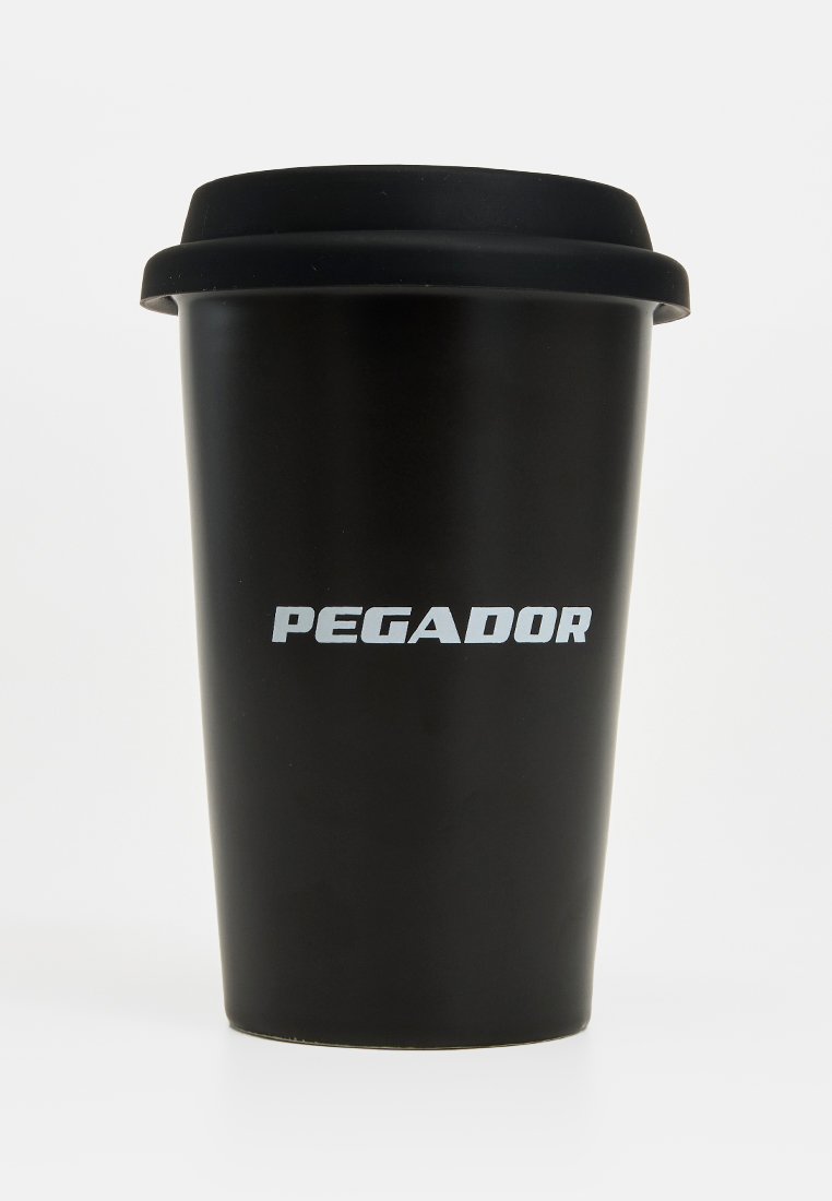 Taza reutilizable negra con acabado mate, tapa redondeada y el audaz logo "PEGADOR" en plata en el frente. Diseñada para bebidas calientes.