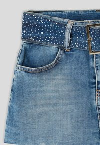 Gonna in denim con cintura in tessuto blu texturizzato e decorazioni in argento. Tessuto azzurro chiaro con taglio classico e dettaglio della tasca anteriore.
