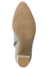 Szare zamszowe buty z gładką cholewką, bocznym zamkiem błyskawicznym i teksturowaną, tanową gumową podeszwą z geometrycznym wzorem. Rozmiar oznaczony jako 37.