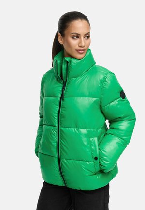 Giacca a vento verde con alto colletto, finitura lucida e accenti neri. Presenta sezioni trapuntate orizzontali e tasche con bottoni.