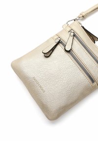 Borsa a tracolla in pelle metallizzata dorata con finitura testurizzata, due scomparti con zip e tirazip in pelle nera a contrasto.