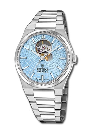 Silberne Armbanduhr aus Edelstahl mit hellblauem, gemustertem Zifferblatt, sichtbaren mechanischen Zahnrädern sowie silbernen Stundenmarkierungen und Zeigern.