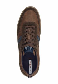 Baskets en suede marron avec des accents bleu marine, bout arrondi, lacets marron, panneaux latéraux perforés et une semelle intérieure bleue arborant le logo de la marque.