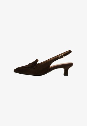 Donkerbruine suède slingback schoen met puntige neus, lage kittenhak en gouden gespsluiting op witte achtergrond.