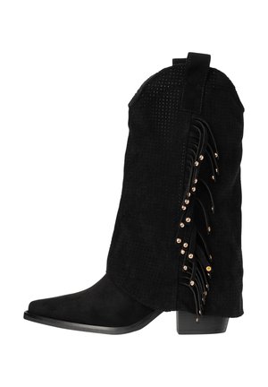 Botín vaquero de ante negro con parte superior perforada y flecos decorativos con tachuelas de metal en el lado exterior, tacón bajo apilado.