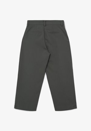 Pantalon gris avec une coupe droite, deux poches arrière et des détails de couture minimalistes à la ceinture. Texture lisse.