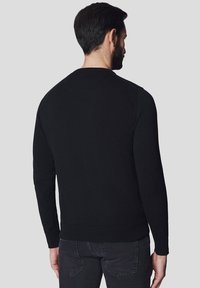 Czarny sweter dzianinowy z długimi rękawami, okrągłym dekoltem oraz ściągaczami na mankietach i dole. Gładka faktura z dopasowanym krojem.