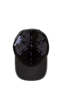 Cască neagră dintr-un material texturat, cu o coroană circulară și o masca curbată. Interiorul prezintă accente imprimate de culoare mov. Vizibile cinci orificii de ventilație.