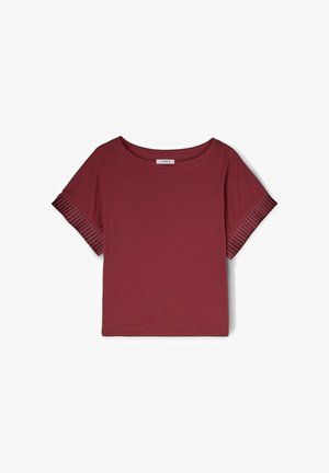 Camiseta color burdeos con un escote amplio y detalles plisados en las mangas cortas. Fabricada en una tejido suave, con un corte relajado y dobladillo recto.