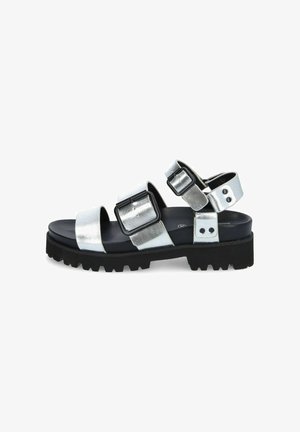 Metallische zilveren sandalen met twee brede banden en een achterband, voorzien van chunky zwarte gestructureerde zolen en verstelbare gespen.