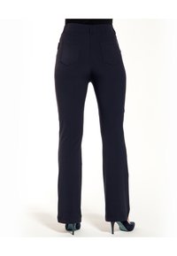 Marineblauwe, rechte broek met een stretchy tailleband en twee achterzakken. De stof lijkt glad met een lichte glans.