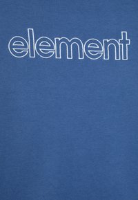 Blå bomulls t-skjorte med ordet "element" i hvit broderi, har en myk tekstur og et enkelt, moderne design.