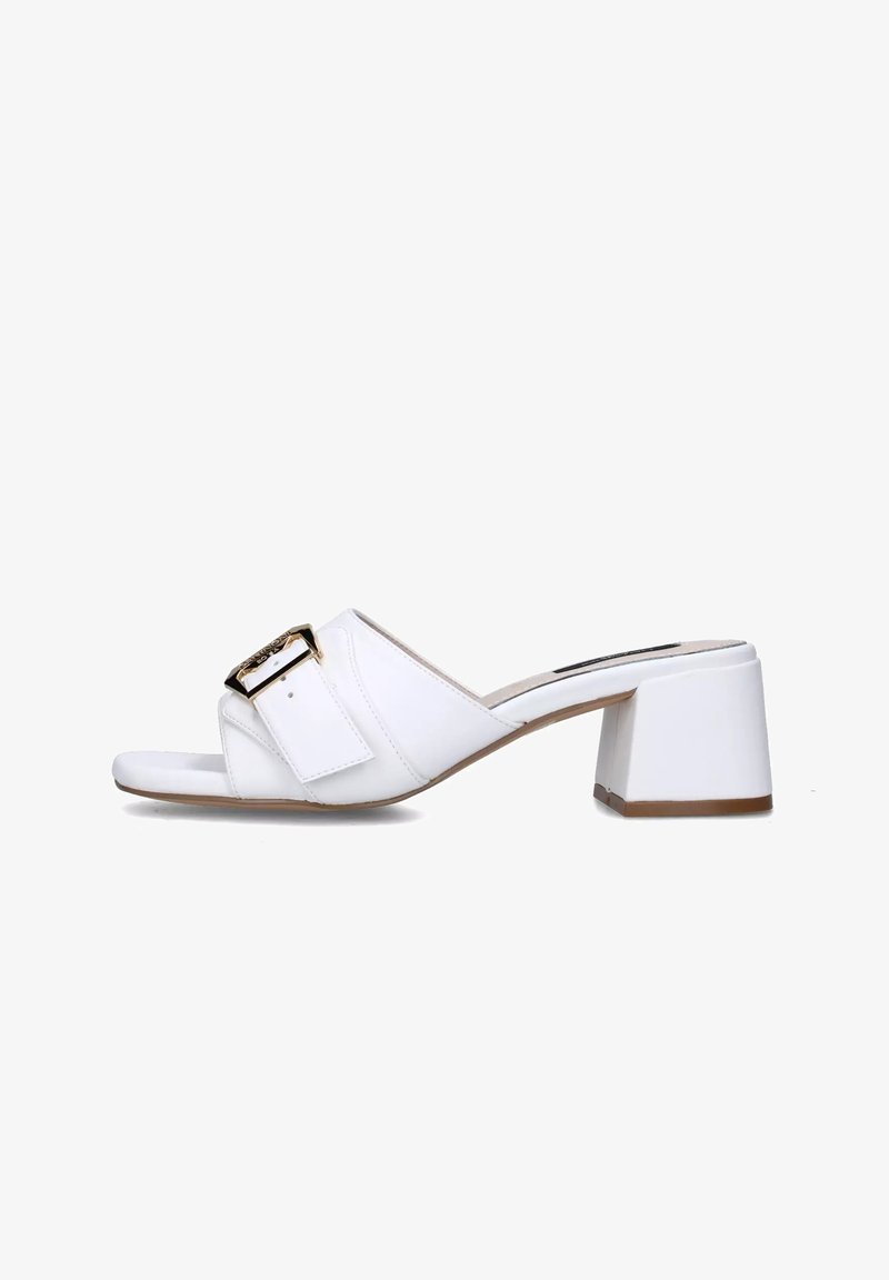 Sandali bianchi con tacco a blocco, dotati di una fascia larga con un accentuato fibbia dorata e superficie texturizzata per una maggiore aderenza. Design con punta aperta.